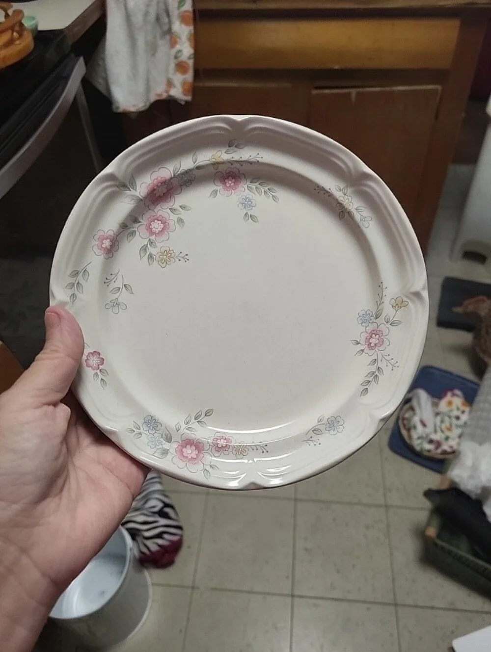 International DAWN 8532 7.5 INCH plates